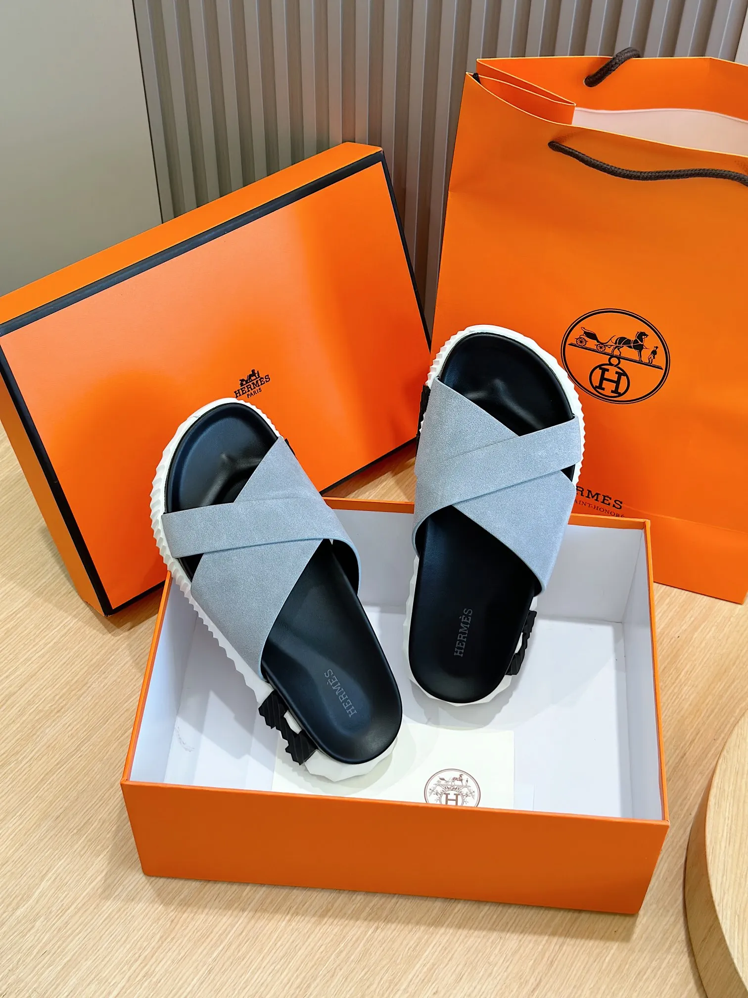 [HERMÈS] Top men's shoes 💰: 340💰 Size: 39-44 (38.45 46 custom-made) Herme*H Home Hermès Men's Sandals and Slippers - Original Replica Purchase the original version and make it one to one, the outsole is privately modeled, and the outsole color corresponding to each color is the same as the original version. Come to those who know the stuff 💪 The ultra-light soles are designed in contrasting colors, and they feel so comfortable on your feet! Calfskin, cowhide feet, private mold outsole.